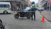 Policía municipal de Morelia junto a su motocicleta cierra la circulación vial. 