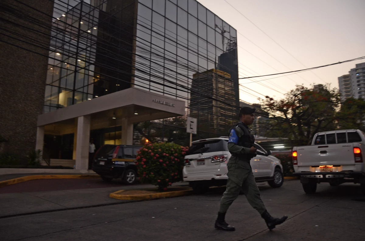 Policías se colocaron afuera de la sede de Mossack Fonseca en Panamá mientras otras autoridades revisaban en el interior del edificio.