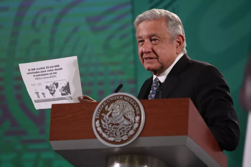 Durante la conferencia el presidente mostró una hoja donde dice que el INE ha recibidio 33 mil 98 solicitudes pra votar en el extranjero y que mañana expondría el gasto millonario que ha hecho.