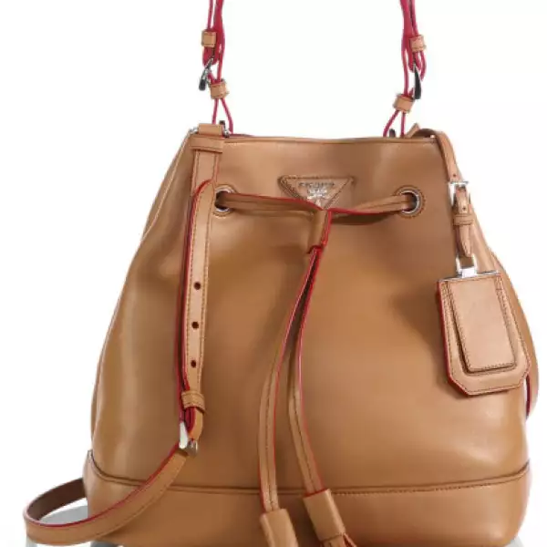Nos encanta el detalle en rojo que Prada utiliza en su `bucket bag´.