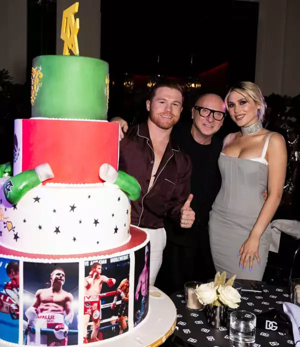 Saúl Canelo Álvarez y su esposa con los diseñadores de Dolce & Gabbana