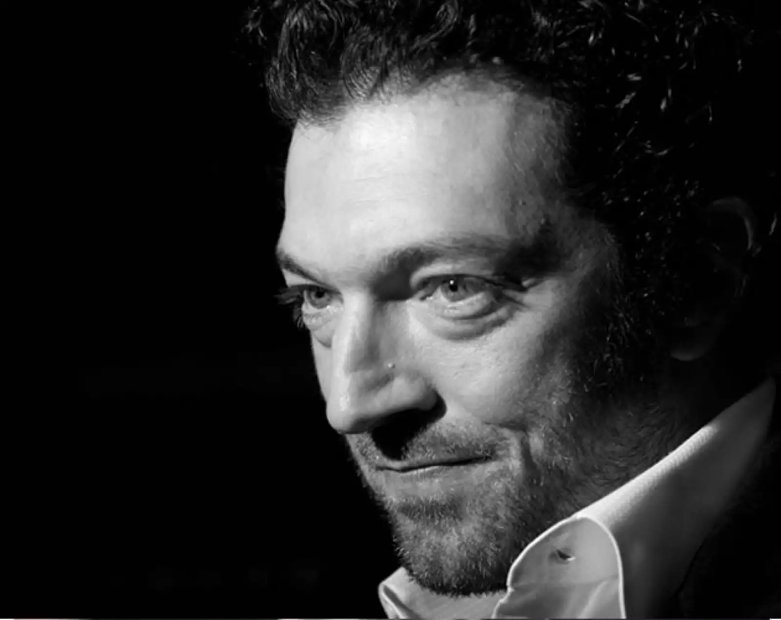 Sin duda hemos visto a este actor en mucho filmes y en todos de ellos con un estilo elegante y varonil, combinado con un toque de sencillez.  Los conjuntos negros son los más usados por este francé...