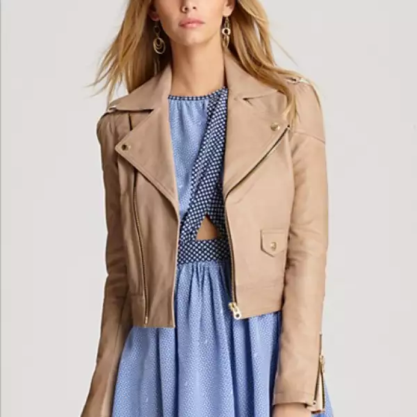 Las chaquetas confeccionadas en piel en tonos claros son excelentes opciones para sumarle a tu outfit un aire edgy sin hacerlo invernal pues el calor es totalmente de carácter estival.