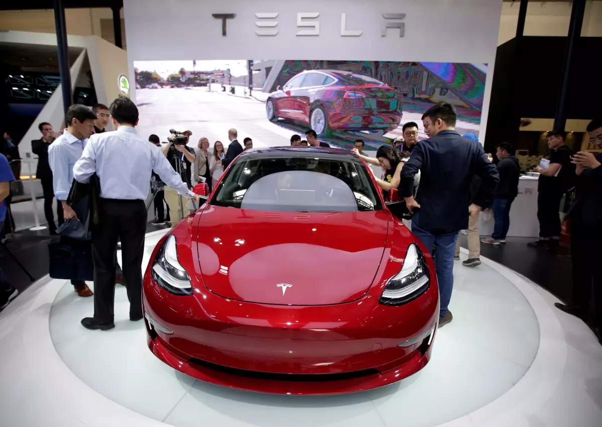 Tesla Model 3 costo Elon Musk