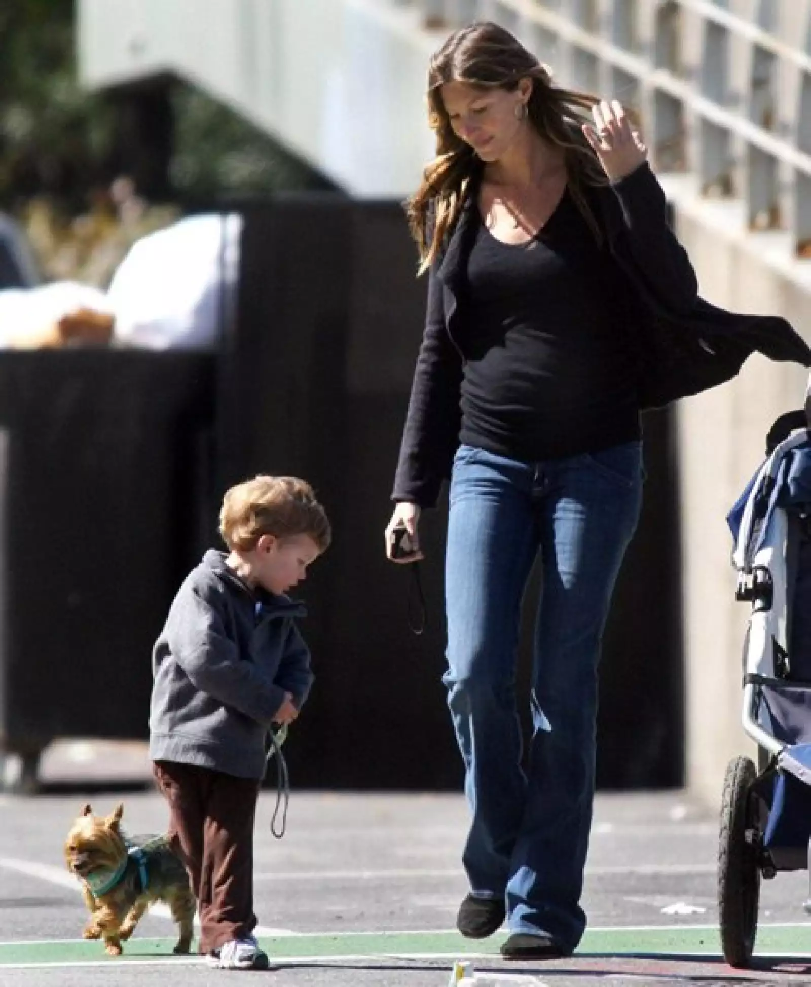 El instinto maternal le brota por los poros a Gisele Bündchen, quien con un ya notable embarazo salió muy animada con el pequeño Jack Brady, de dos años e hijo de su esposo Tom, y su perro Vida en Boston, Massachusetts.
