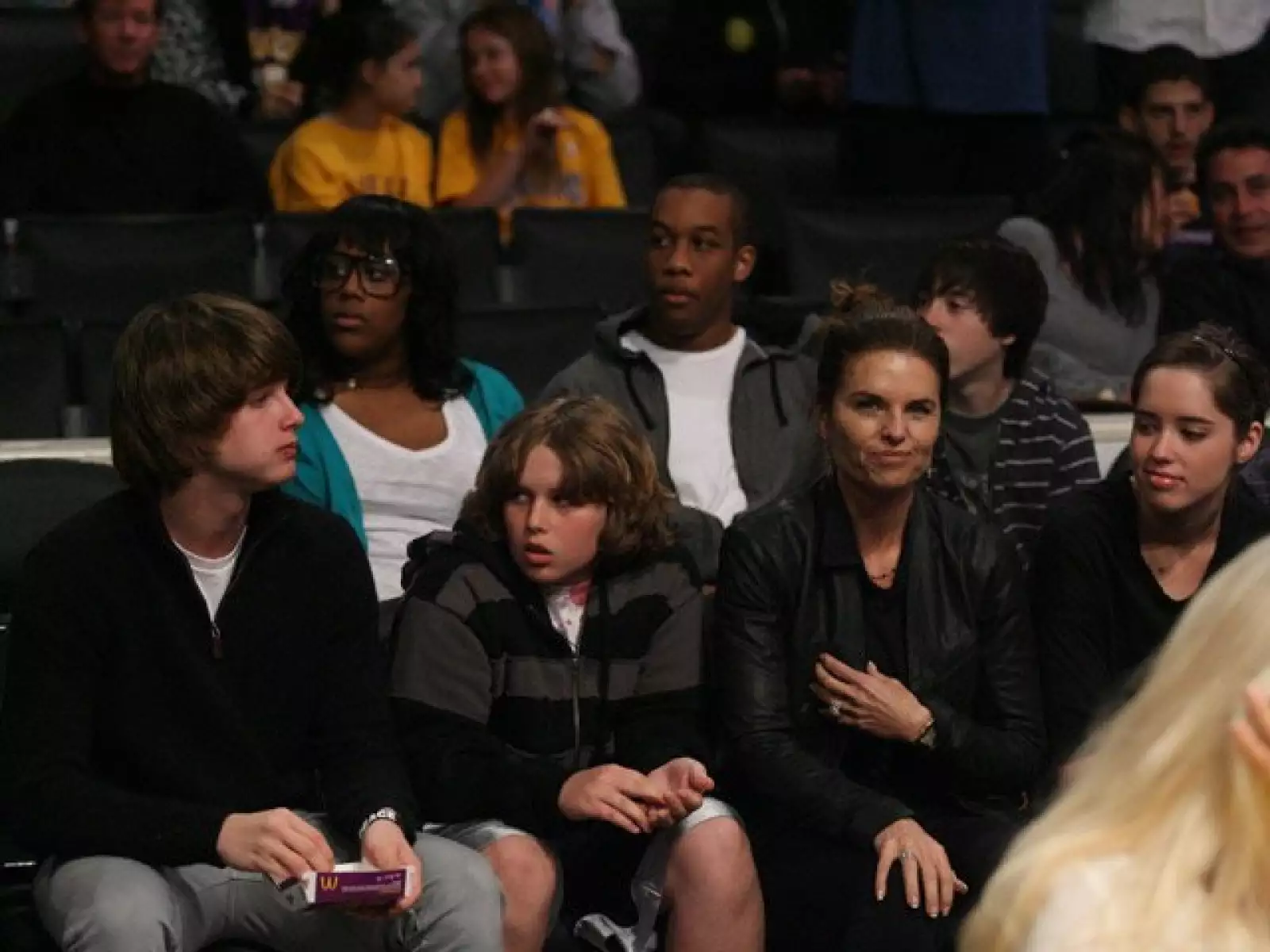 Maria Shriver, esposa de Arnold Schwarzenegger, y sus hijos se divirtieron en el partido.