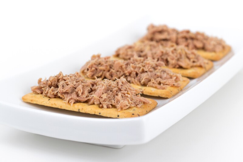 Atún con galletas saladas