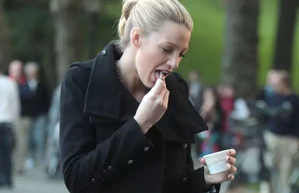 blake-lively-comiendo-bday.jpg