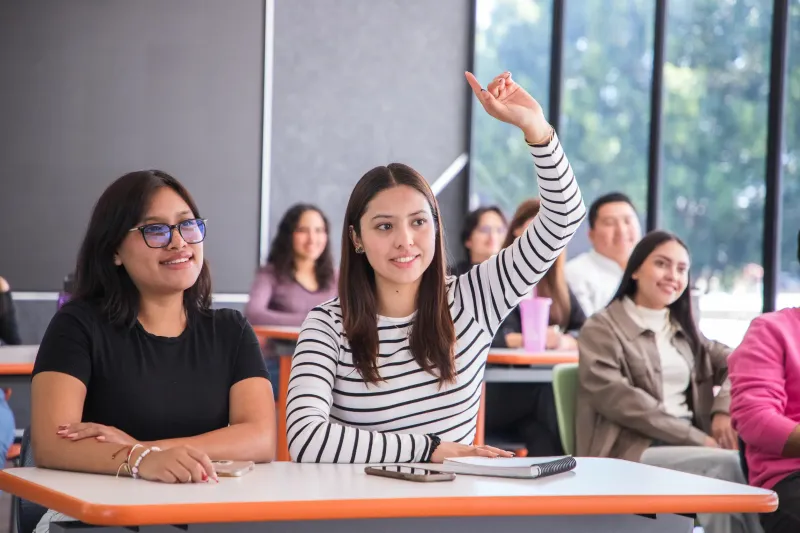 Estudiantes en un salón de clases.