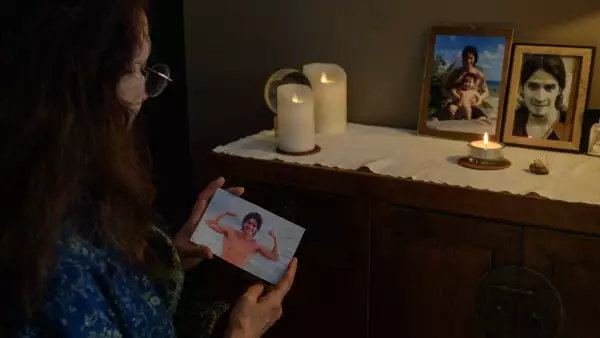 Marie-Pascale Radoux, cuyo hijo franco-mexicano Orion Hernández Radoux, de 32 años, es uno de los 132 rehenes retenidos en la Franja de Gaza, habla con la AFP en su casa en Labastide-Saint-Georges, cerca de la ciudad del suroeste de Toulouse, el 8 de enero de 2024.