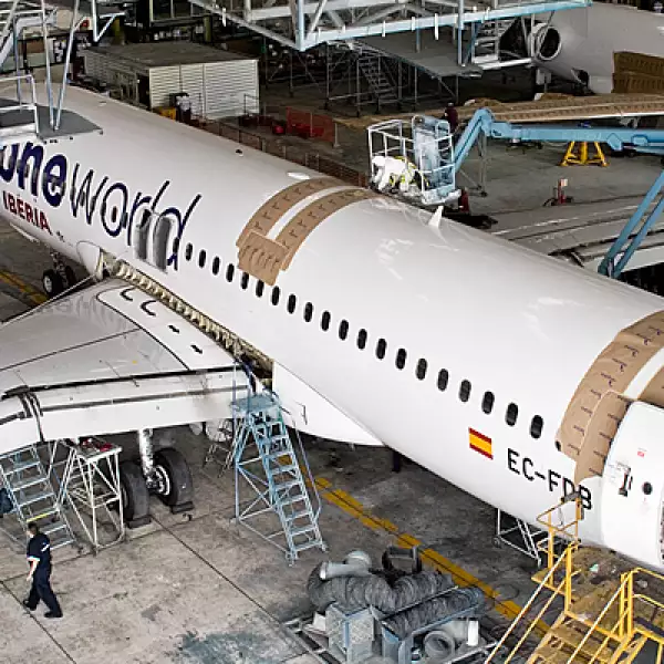 Los aviones suelen estar de 10 a 25 días en servicio de reparación, todo depende de lo que se haga o las piezas remplazadas.