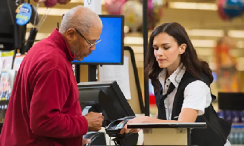Las tiendas de autoservicio están tratando de vender más con menos empleados. (Foto: Getty Images)