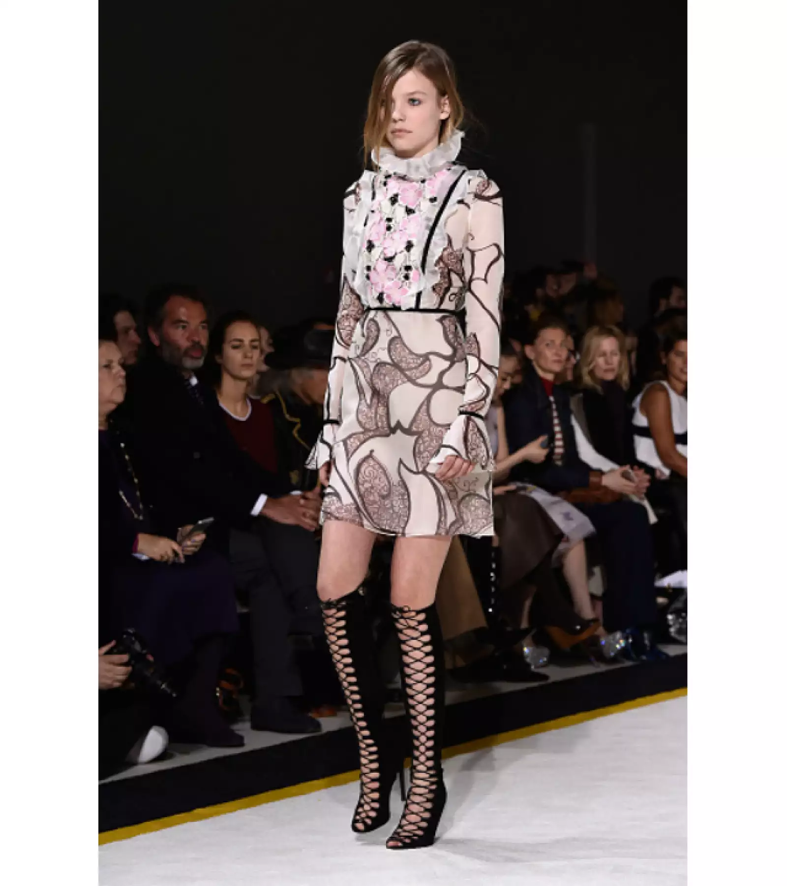 Vestidito + botas de agujeta (Giambattista Valli): La perfecta combinación entre femenina y edgy.