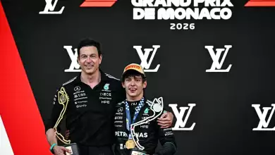 El piloto italiano del ganador de Mercedes, Kimi Antonelli (R), celebra con el director del equipo austriaco de Mercedes y CEO, Toto Wolff, quien ganó el trofeo del constructor, en el podio después de competir en el Gran Premio de Fórmula 1 de Mónaco en el circuito callejero de Mónaco en Mónaco, antes del, el 7 de junio de 2026.