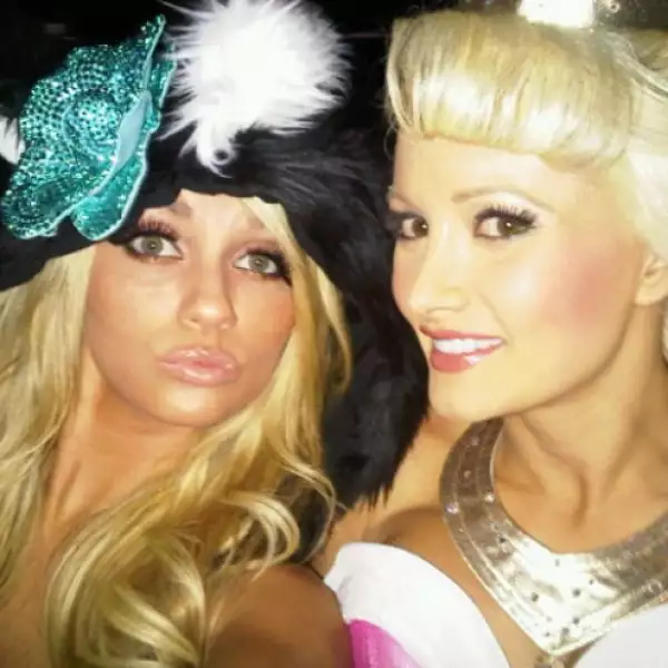 Feliz en la fiesta de disfraces se encontraba Holly Madison y una amiga de ella.