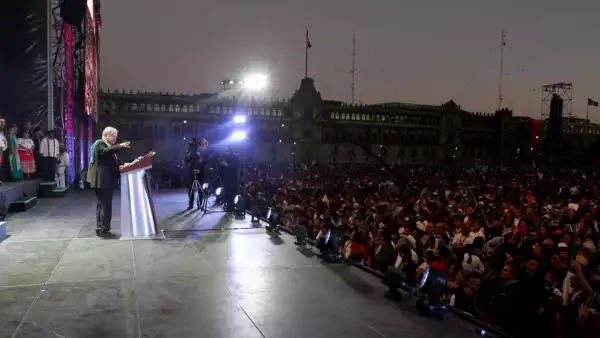AMLO en el Zócalo de noche