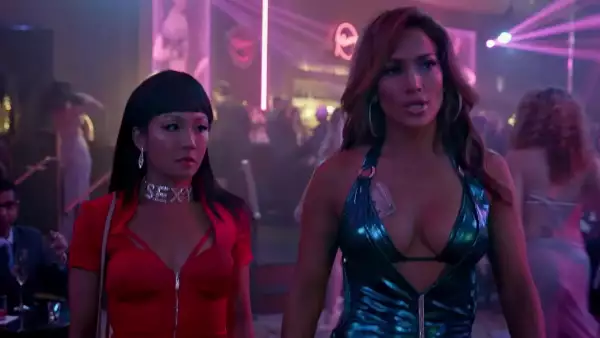 Constance Wu y Jennifer Lopez