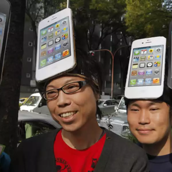 Los expertos, tras un frío recibimiento del teléfono, se han centrado en “Siri” para explicar el éxito de sus pedidos.