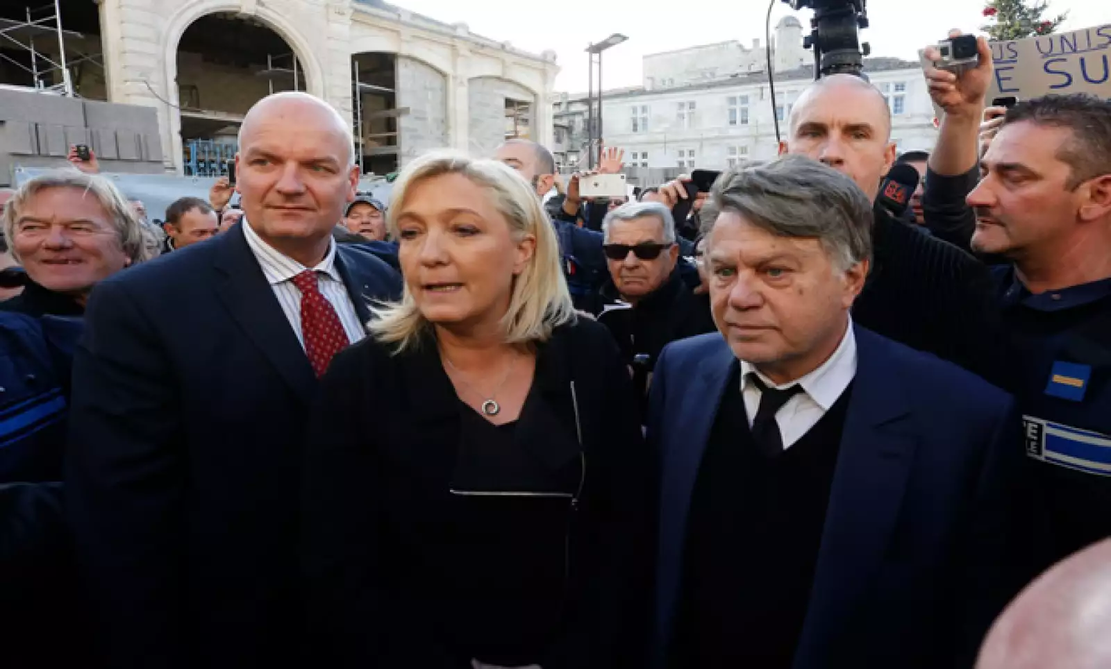 La líder de ese partido político, Marine Le Pen, (centro) asistió a la concentración que se ubicó  frente al ayuntamiento en Beaucaire, para rendir homenaje a las víctimas del tiroteo. 