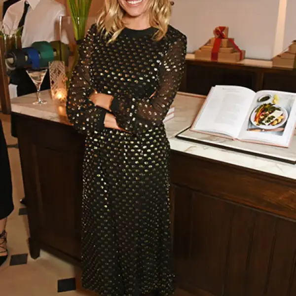 La actriz organizó un evento para celebrar el lanzamiento del libro Eat Beautiful de la asistente de maquillaje de Burberry, Wendy Rose, para el que llevó un look de la firma..