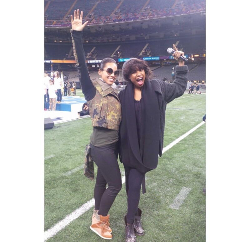 Alicia Keys y Jennifer Hudson ensayando para su aparición en la inauguración del Super Bowl.
