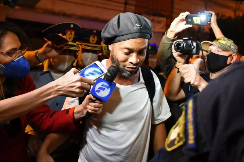 Ronaldinho en Paraguay en prisión por pasaporte adulterado