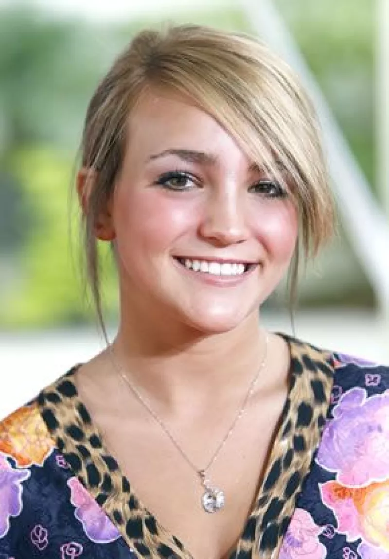 Las imágenes en donde la actriz sale amamantando a su hija podrían considerarse pornografía infantil.