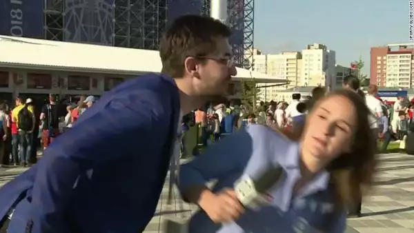 reportera esquiva beso
