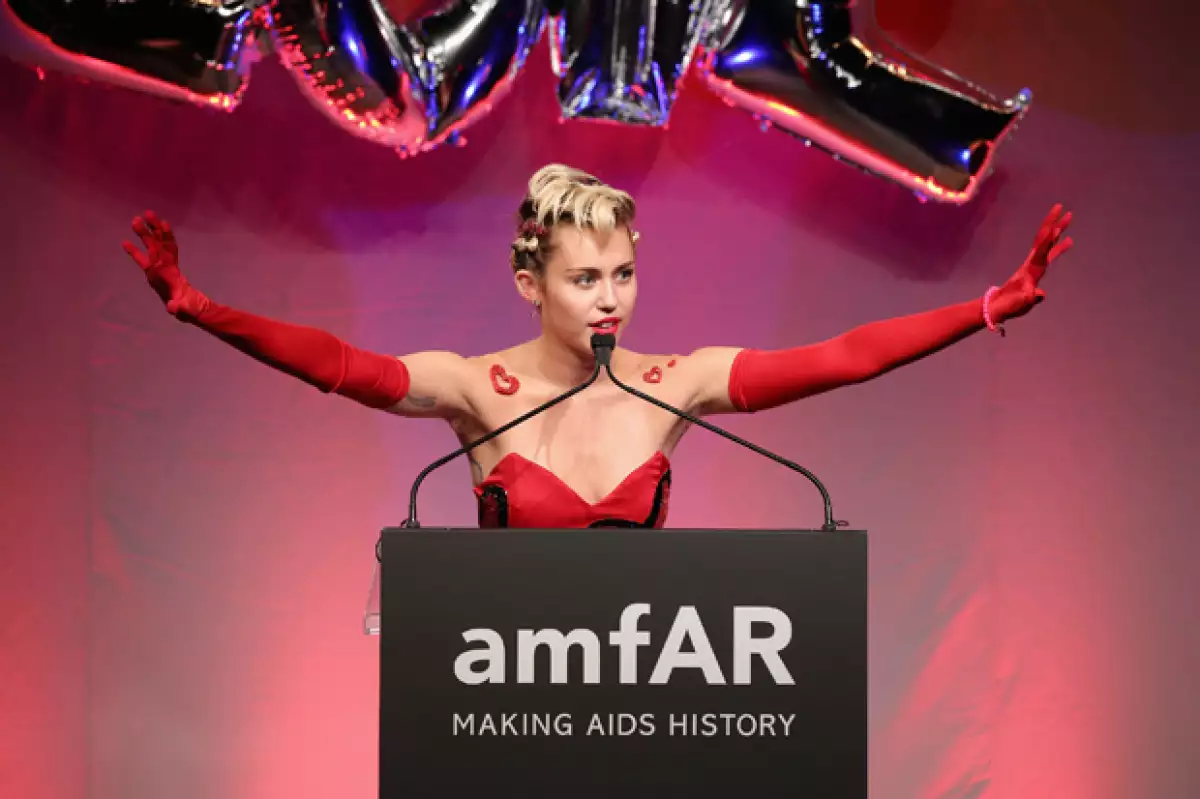 En repetidas veces, Miley Cyrus levantó sus brazos emocionada, ocasiones en las que se pudo notar su falta de depilación.