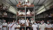 Los reclusos permanecen en una celda en la megaprisión del Centro de Confinamiento contra el Terrorismo (CECOT), donde se encuentran cientos de miembros de las pandillas de la calle MS-13 y 18, durante una visita humanitaria organizada por el comisionado presidencial para los derechos humanos y la libertad de expresión, el colombiano Andrés Guzmán Caballero, en Tecoluca, a 74 km al sureste de San Salvador, el 21 de agosto de 2023.