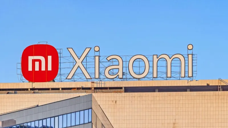 Edificio con el logotipo de Xiaomi, empresa dedicada a tecnología y manufactura de autos en China.
