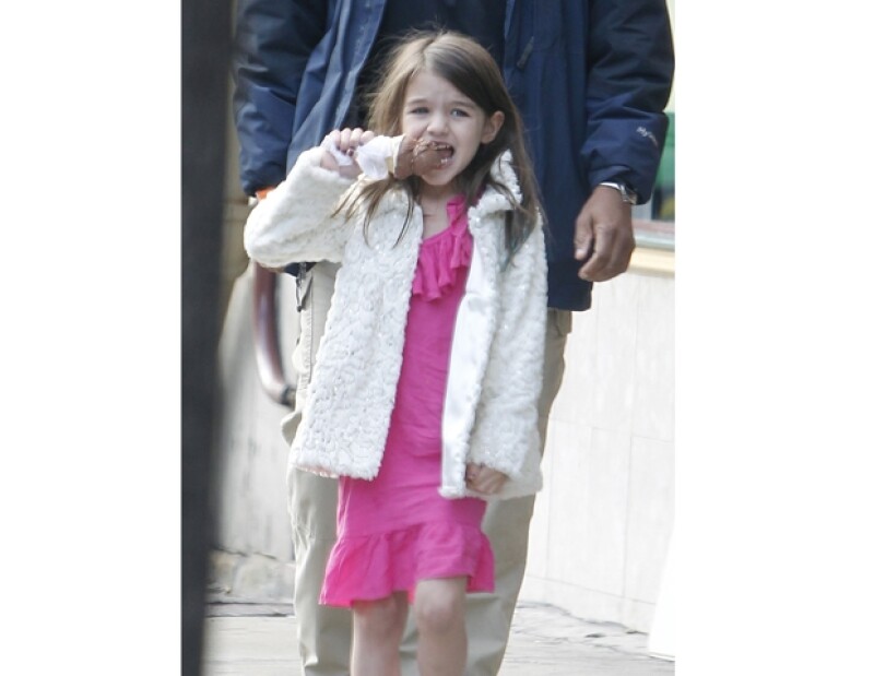 La pequeña Suri dejó de llorar cuando su mamá le compró otro helado.