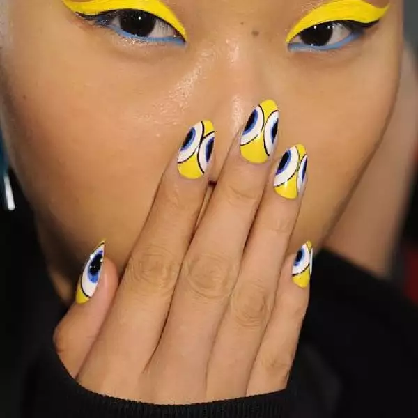 The Blonds Spring 2014- Nail art, como base utilizaron unn amarillo brillante, figura creada con pincel de punta fina.