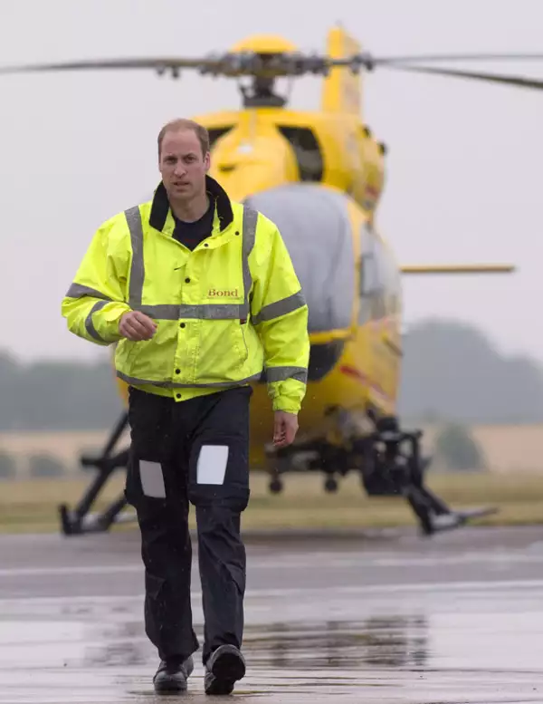 William inició hoy su trabajo como piloto de un helicóptero ambulancia, y todo su salario será destinado a la caridad.