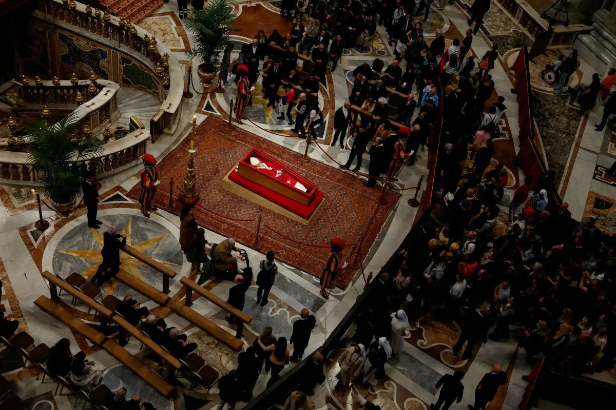 Despiden miles al papa Francisco