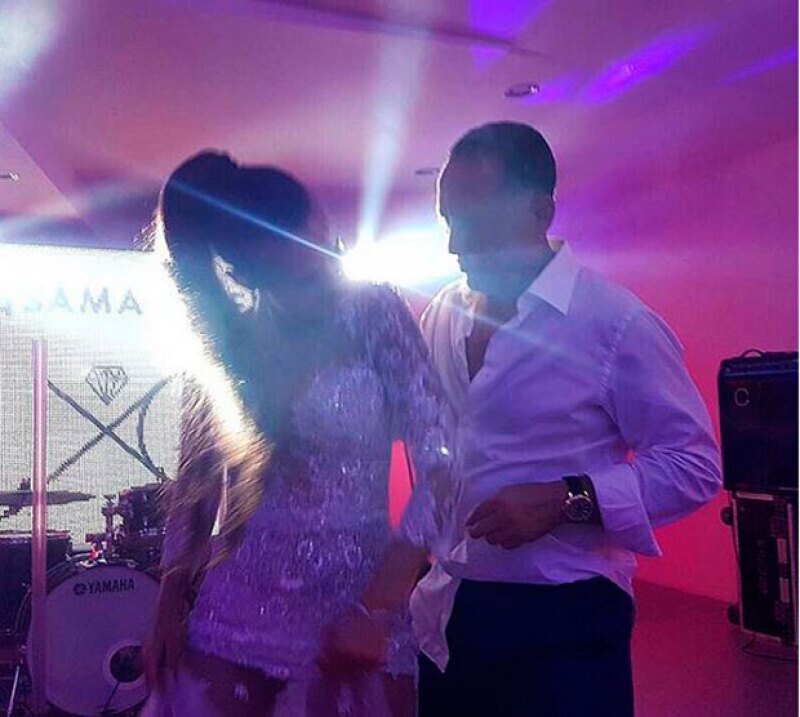 Los novios en la pista de baile.