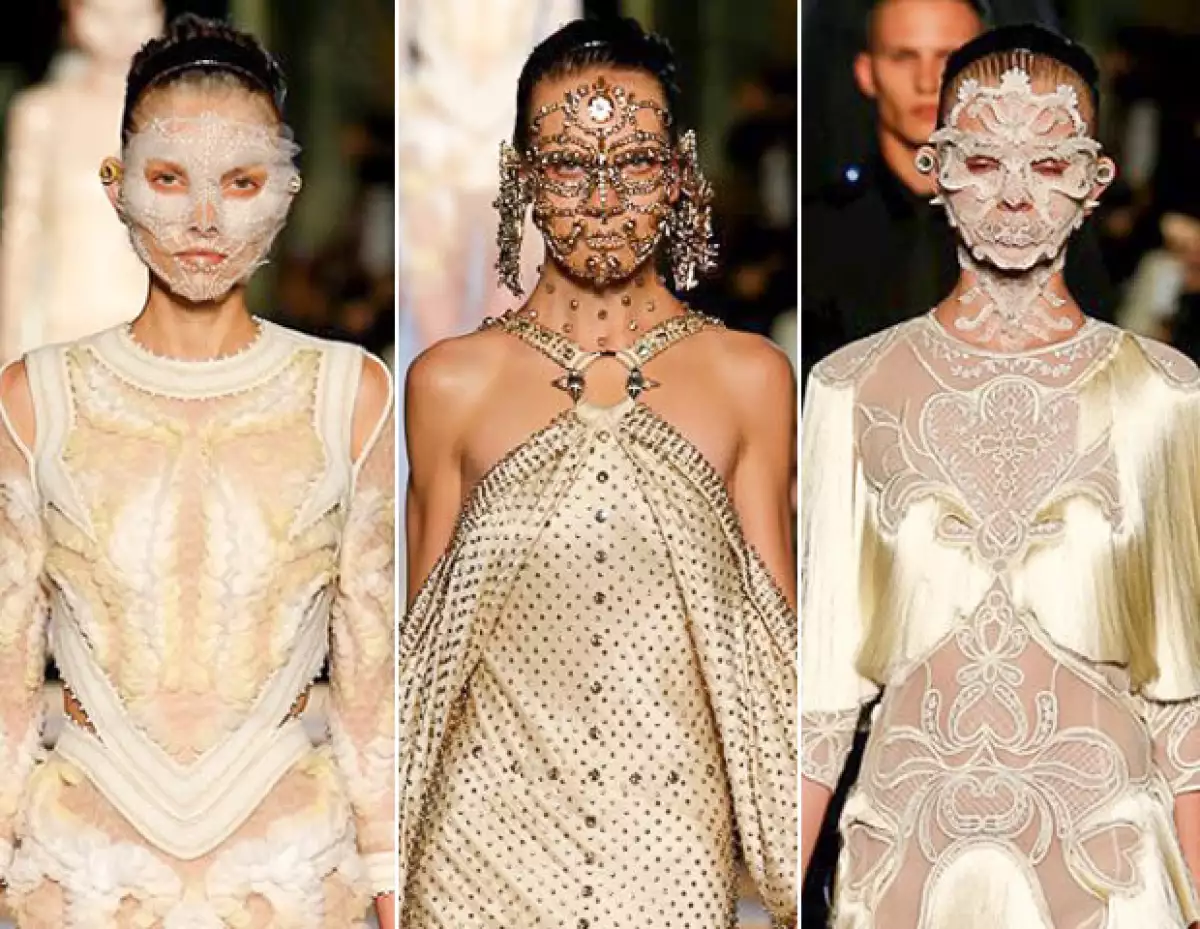 Givenchy presentó vestidos con máscaras como accesorios.