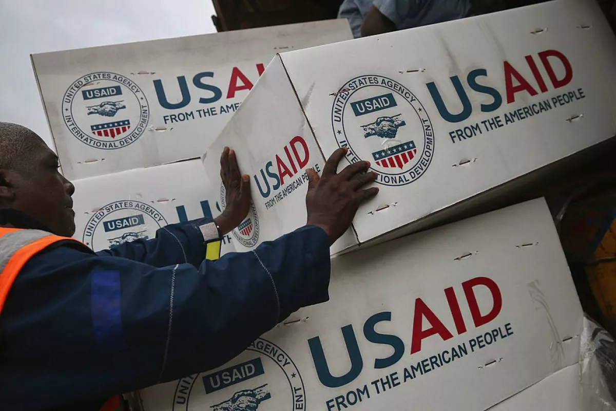 Los trabajadores descargan ayuda para el ébola de un vuelo de carga organizado por USAID el 24 de agosto de 2014 en Harbel, Liberia. Las agencias de ayuda internacional y el gobierno liberiano están luchando para mantenerse al día con la epidemia en rápida expansión.