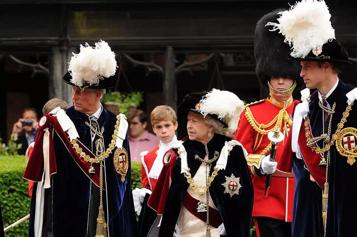 Príncipe Carlos, reina Isabel II y el príncipe William