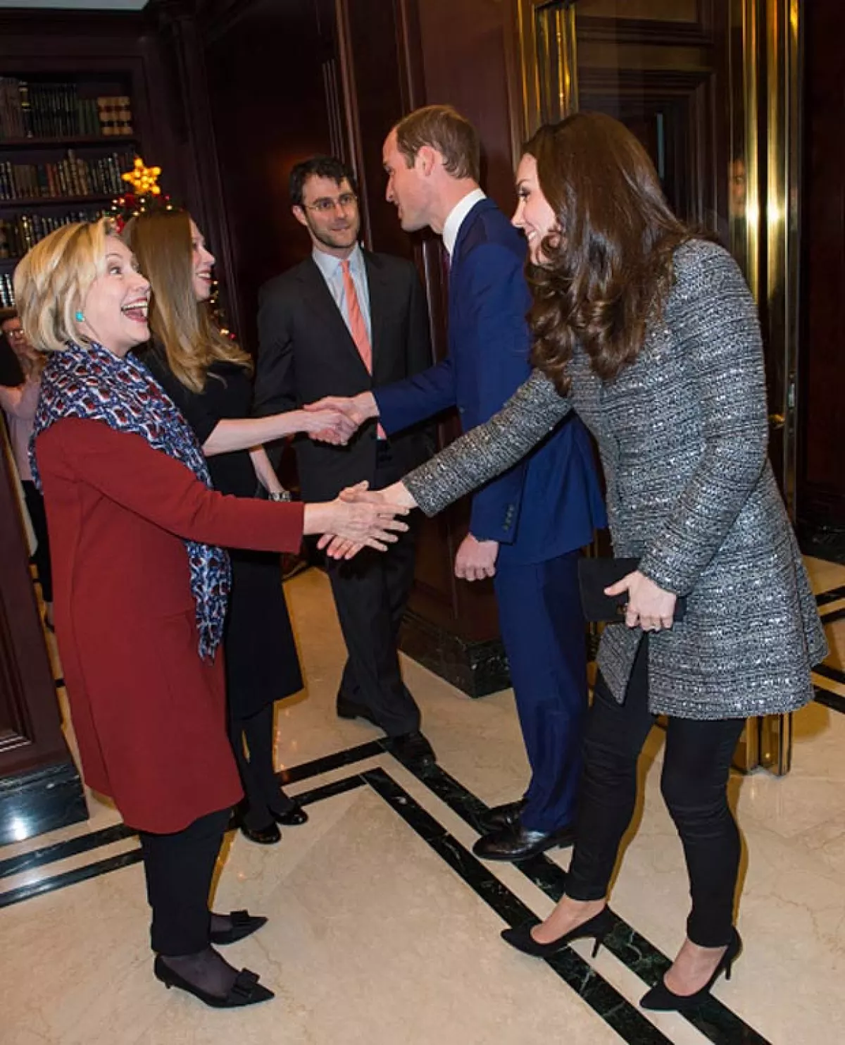 La pareja real también sostuvo una plática con Hillary Clinton.