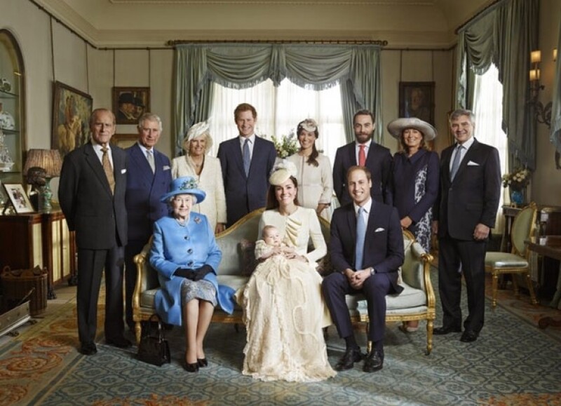 Ambas familias, Windsor y Middleton posaron en la foto oficial del bautizo del príncipe.