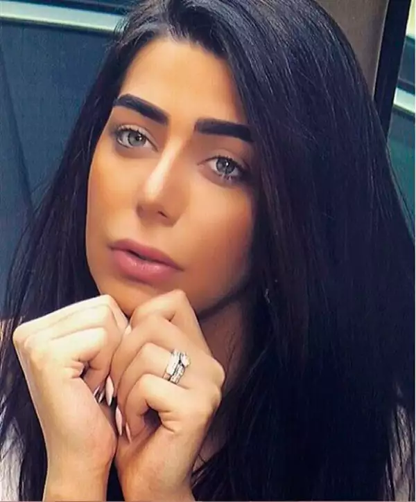 La diseñadora de moda publicó esta foto de su espectacular anillo de bodas.