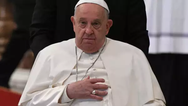 El Papa Francisco se va al final de una misa para el Día Mundial de los Pobres en la basílica de San Pedro en el Vaticano, el 17 de noviembre de 2024.
