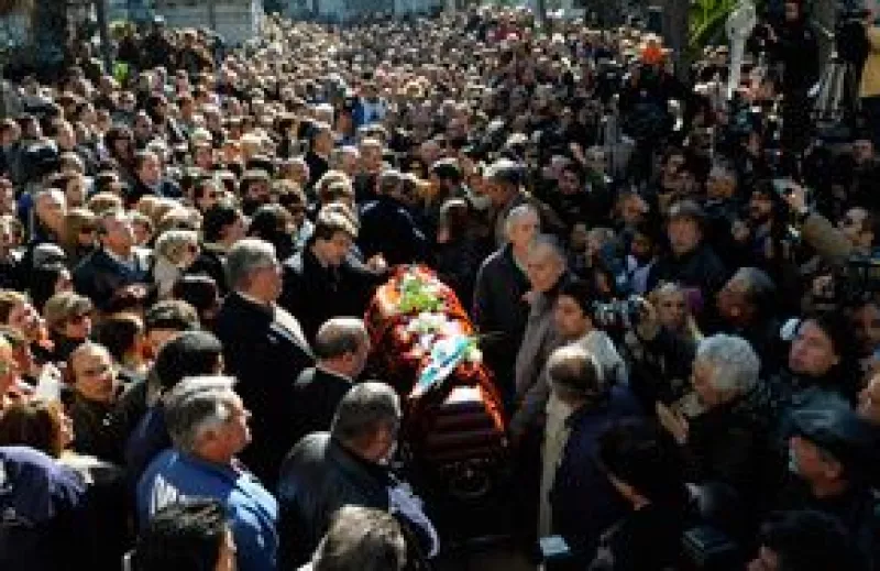 Cientos de personas despidieron en el Cementerio Central de Montevideo al célebre escritor uruguayo, quien falleció el pasado domingo.
