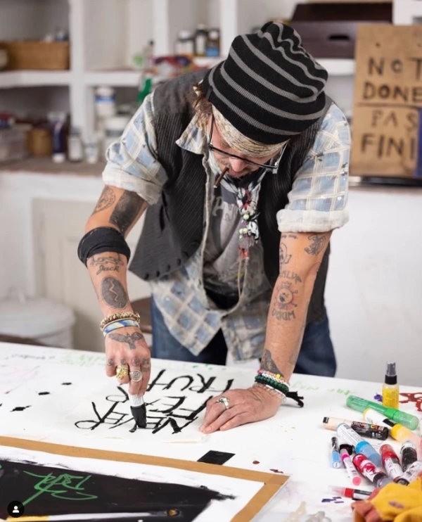 Johnny Depp 'se libera' y pone a la venta sus obras como pintor Johnny Depp