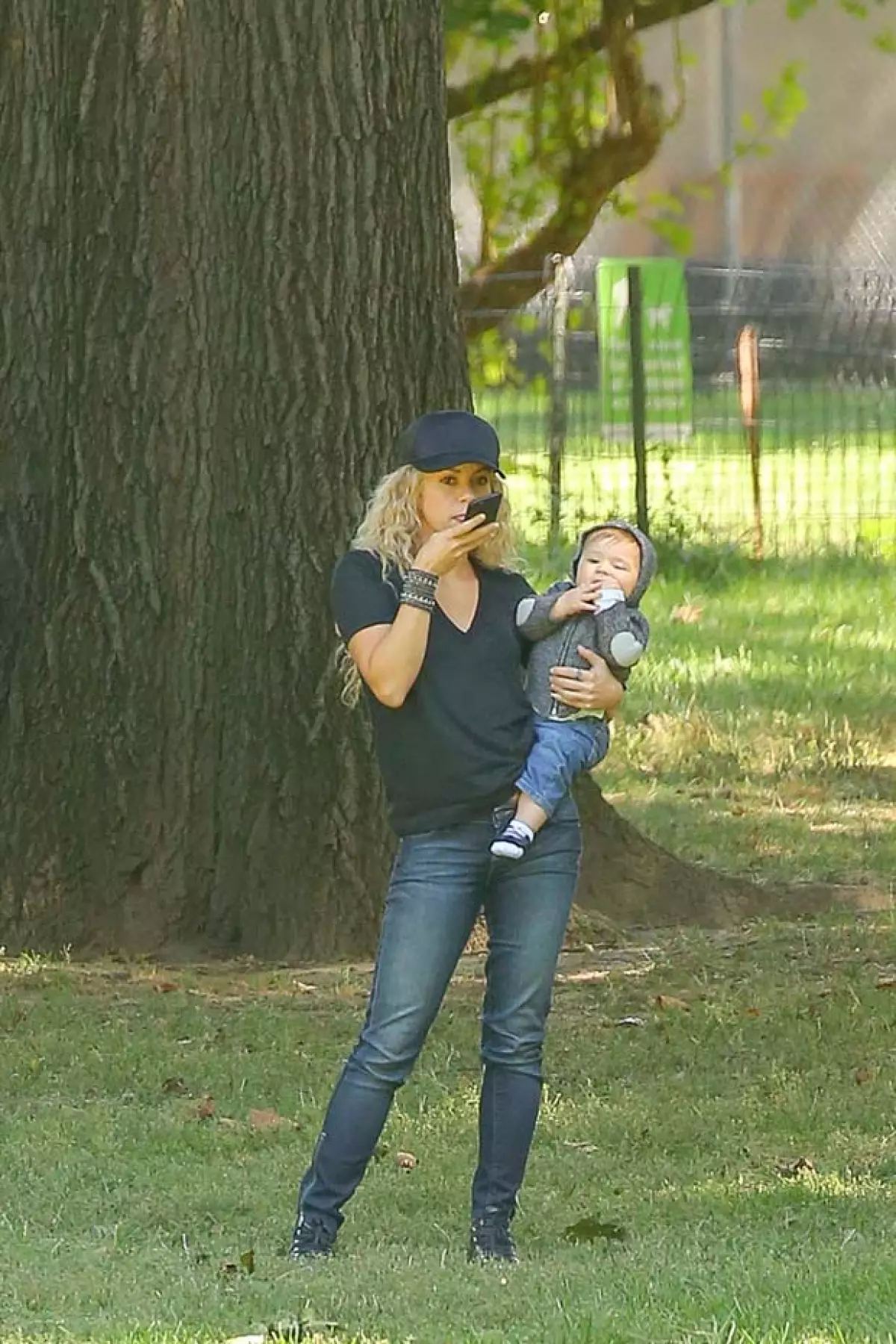 La cantante mostró sus habilidades para mantener una conversación con su celular y al mismo tiempo cuidar de su bebé, quien el 29 cumplirá ocho meses de nacido.