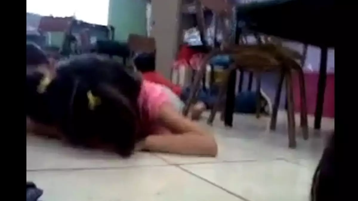 una niña tirada en el suelo en un preescolar