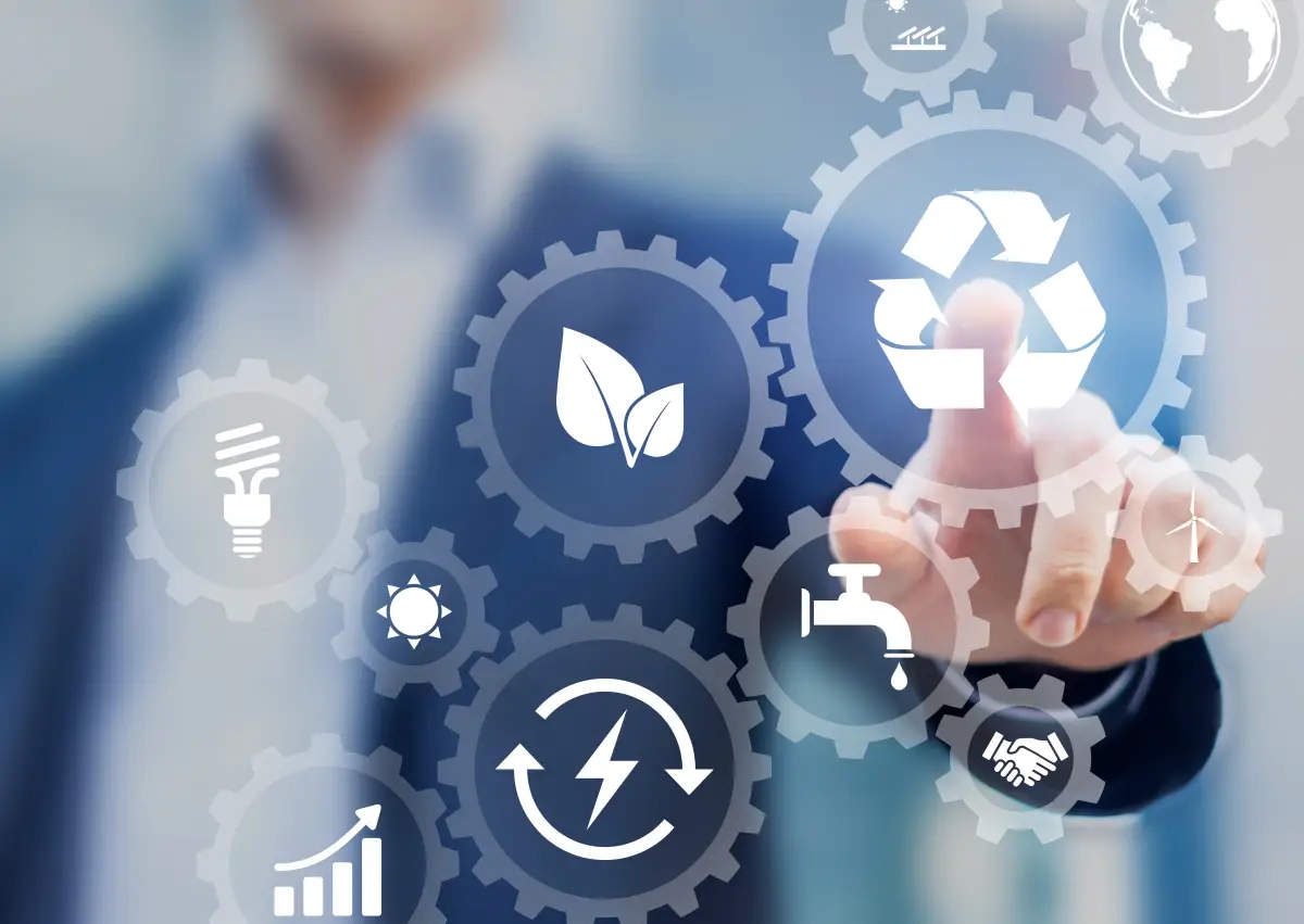 Concepto de desarrollo sostenible en pantalla con íconos de energía renovable, preservación de recursos naturales, protección del medio ambiente dentro de engranajes conectados, persona de negocios en segundo plano