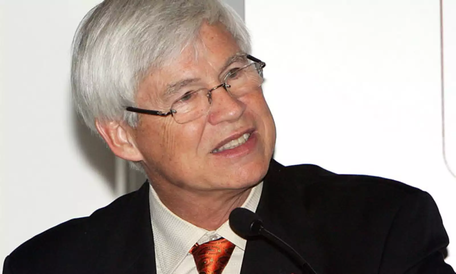 Robert Engle, premio Nobel de Economía 2003, criticó el martes 22 la creación de nuevos impuestos como medida de impulso económico en México. Sugirió flexibilizar y minimizar la reglamentación para la creación de pequeñas empresas.