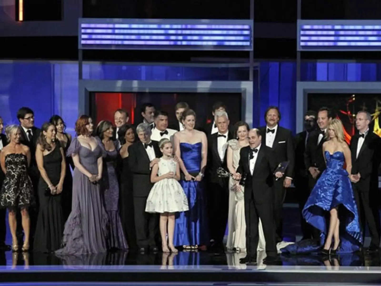 El elenco de Mad Men recibiendo la estatuilla por mejor serie de drama.